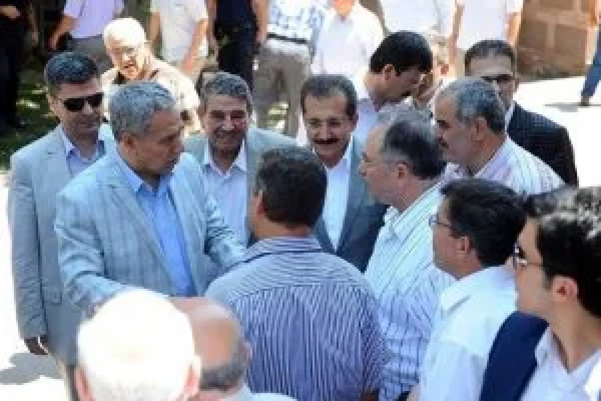 Arınç merhum aile fertleri için mevlit okuttu