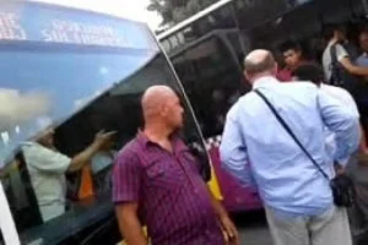Öfkeli otobüs şoförünü yolcular zor ikna etti
