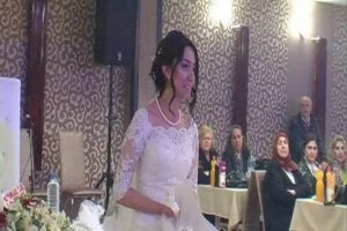 Gelinliği ile haber sundu