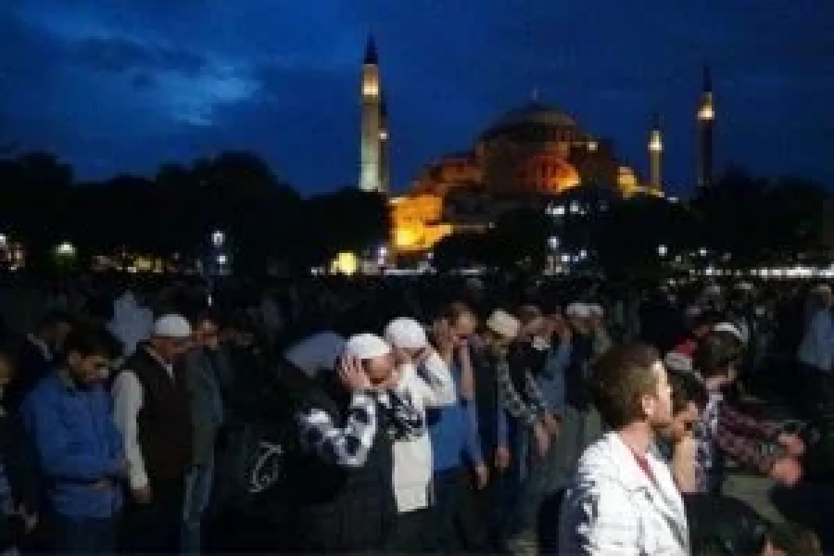 Binlerce kişi Ayasofyada namaz kıldı