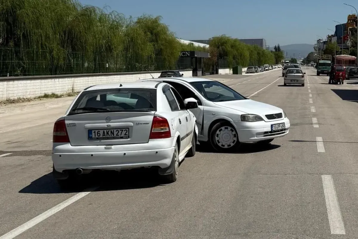 İnegöl’de 2 otomobil çarpıştı: 2 kişi yaralandı
