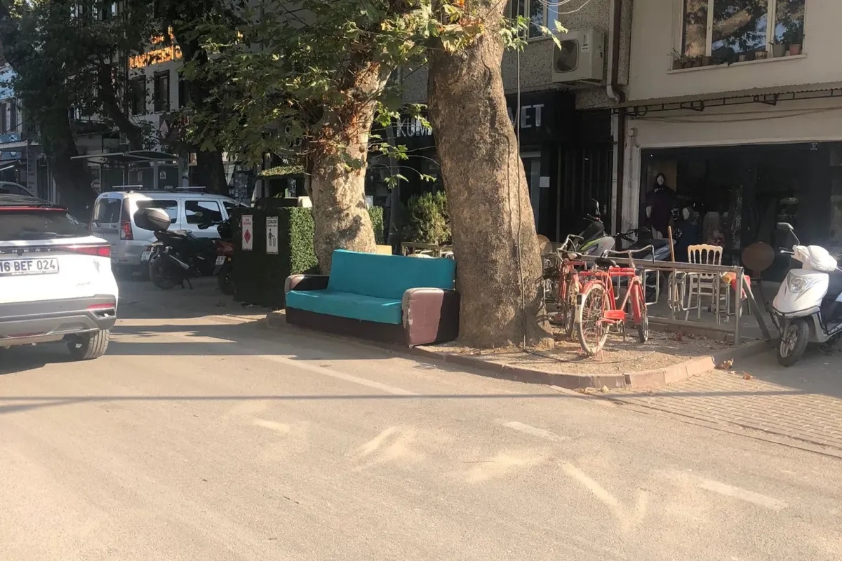 Duyarsız Vatandaş Koltuğunu Caddede Bıraktı