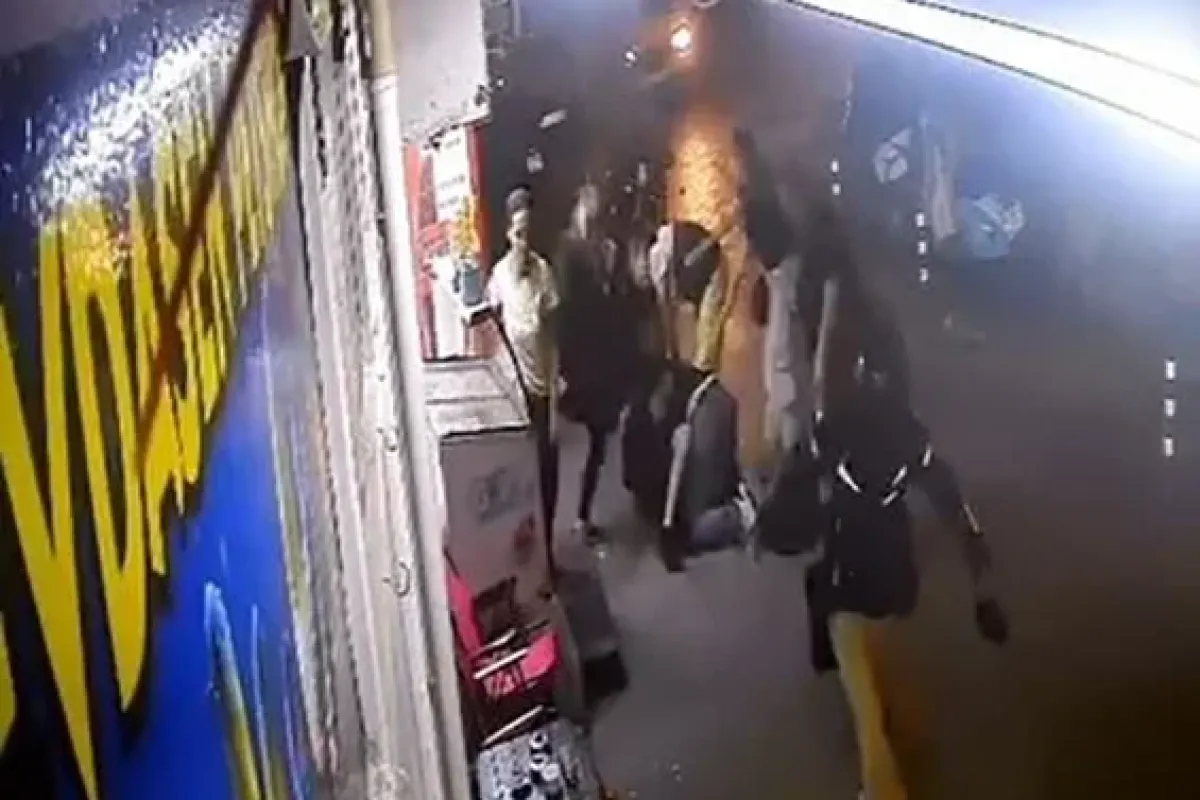 Adamların kavgasına kadın da tekme ile karıştı