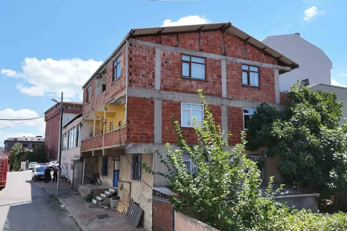 Sultanbeyli’de 3 katlı bina çökme riski nedeniyle boşaltıldı