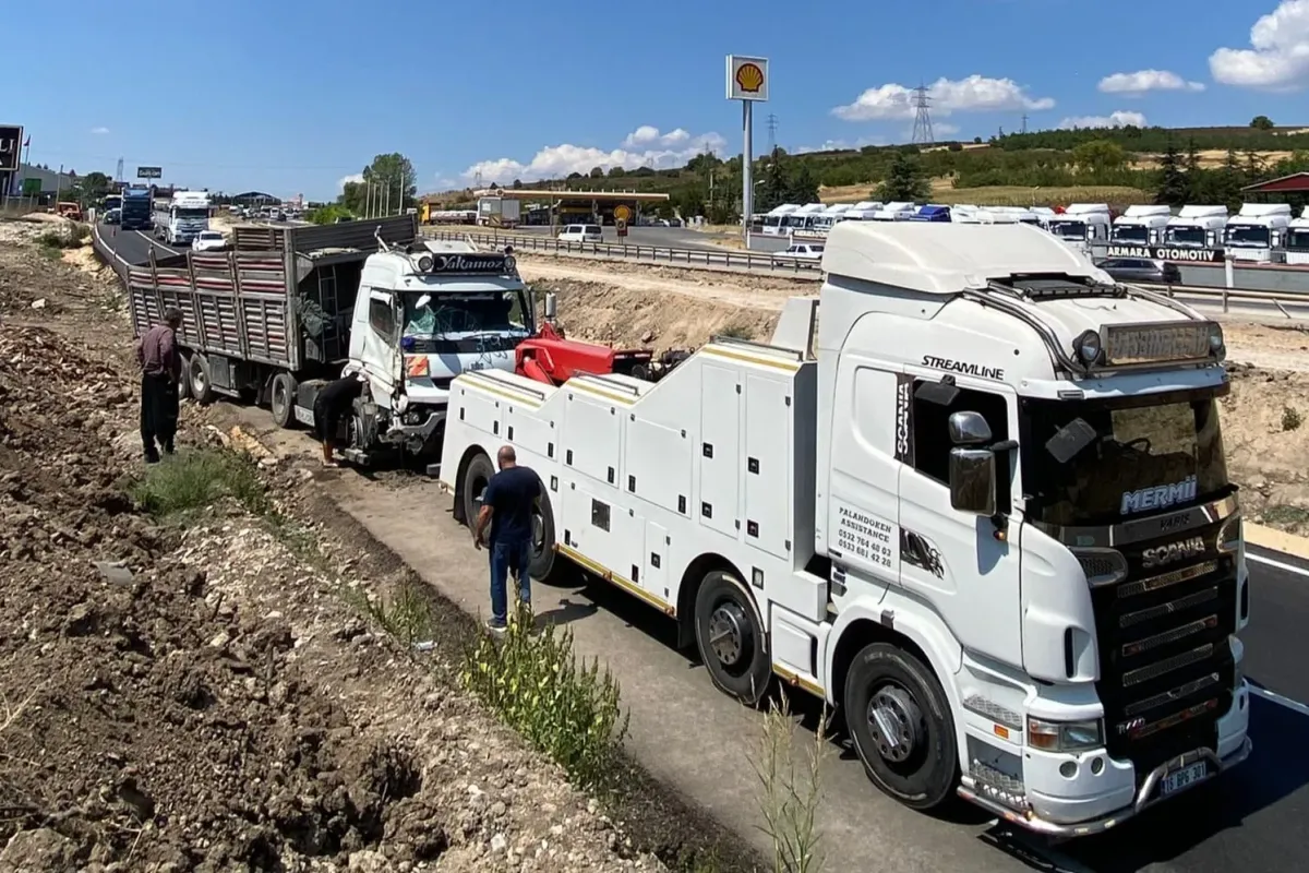 İnegöl'de Tır Şarampole Yuvarlandı