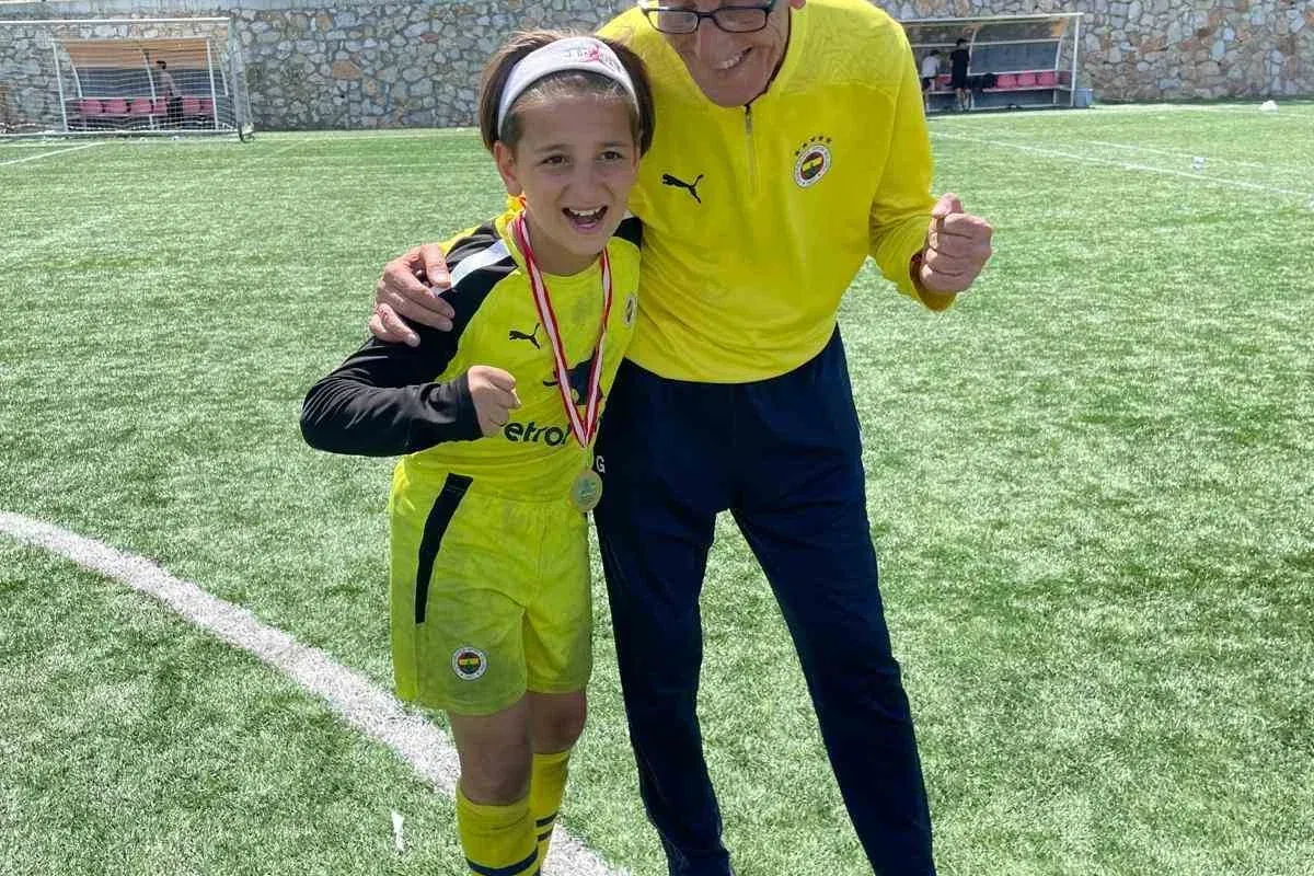 İnegölspor’un 10 yaşındaki kalecisi Fenerbahçe’ye imza attı
