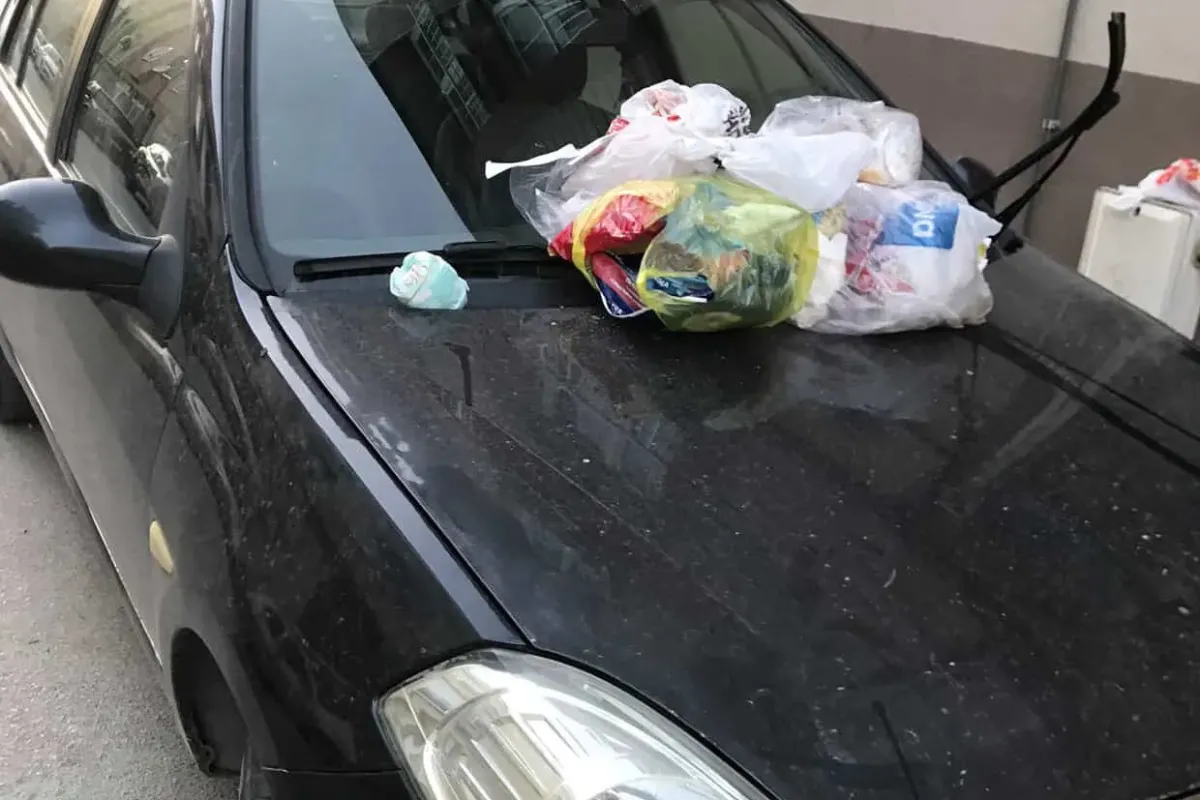 İnegöl’de araç sahibine çöp dolu protesto