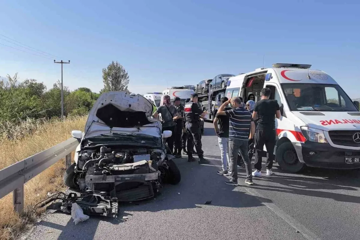 Bursa’da otomobil traktöre çarptı: 1 yaralı