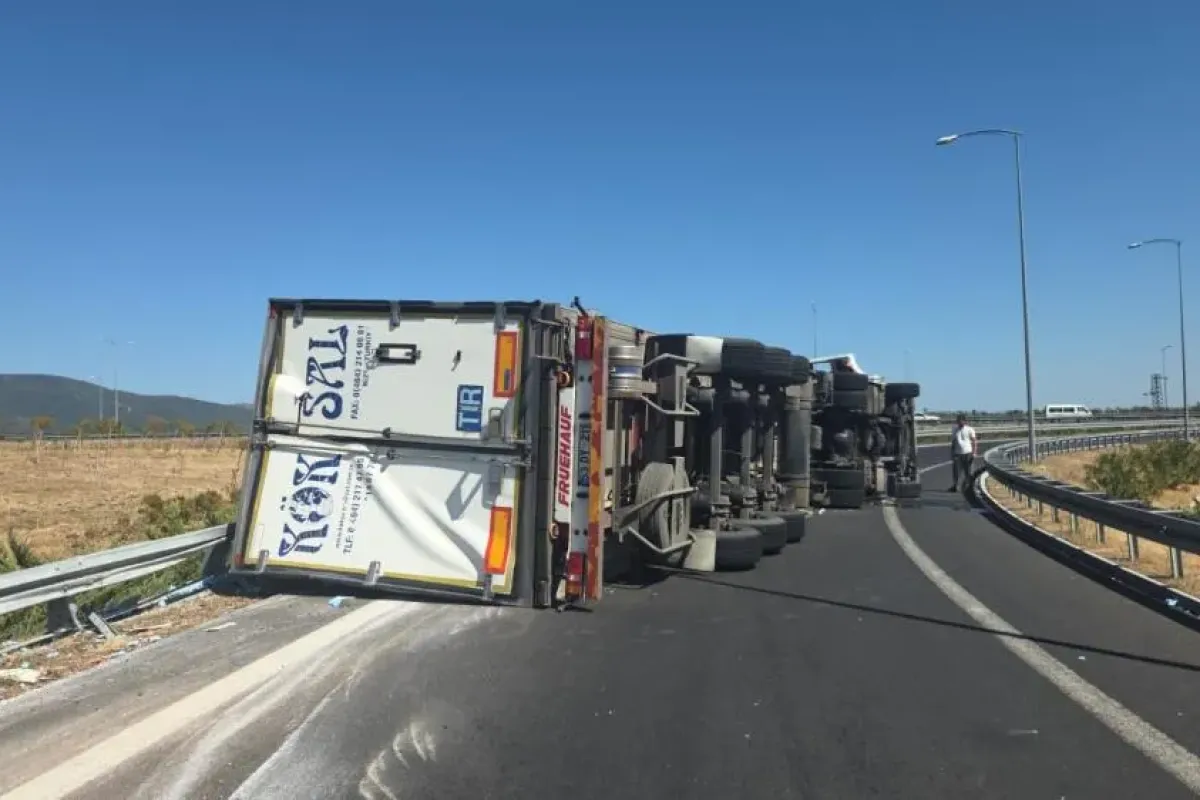 Devrilen tır nedeniyle yol kapandı