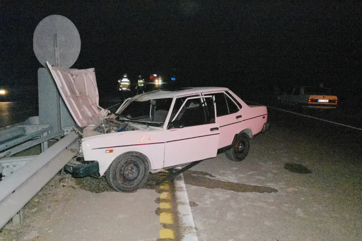İnegöl'de otomobil bariyerlere ok gibi saplandı: 1 yaralı