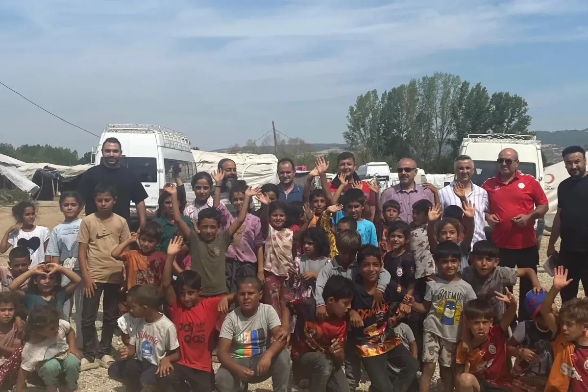 Spor ve hediyelerle çocukların yüzü güldü