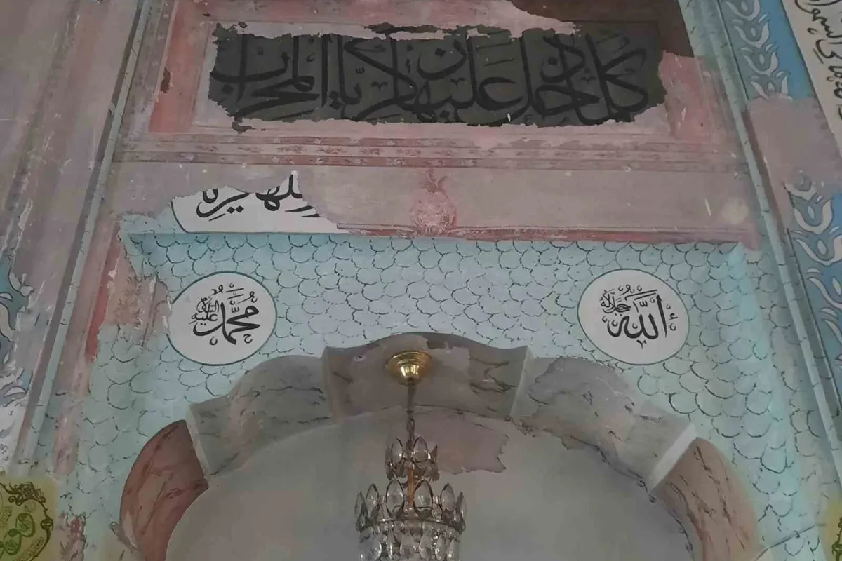 Bezzaz Cami dökülüyor