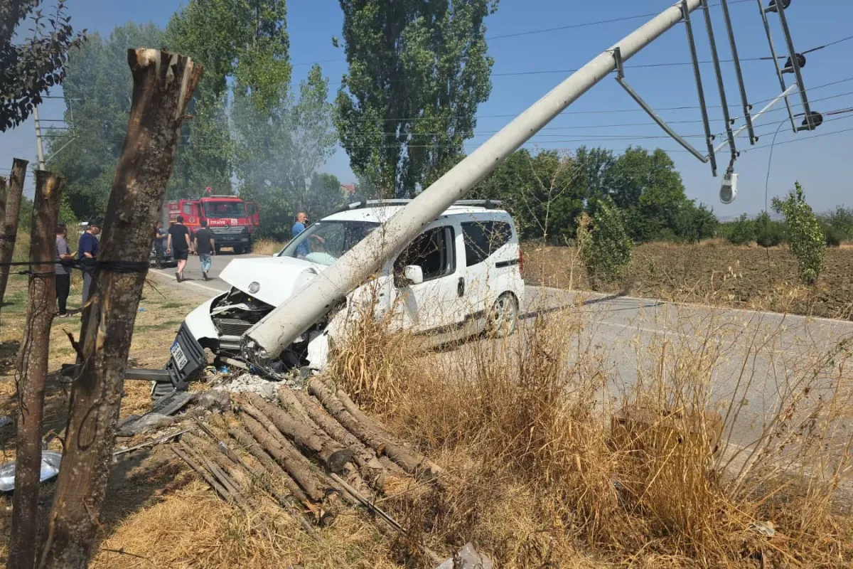 İnegöl'de korkunç kaza: Araç elektrik direğini devirdi, sürücü ağır yaralı