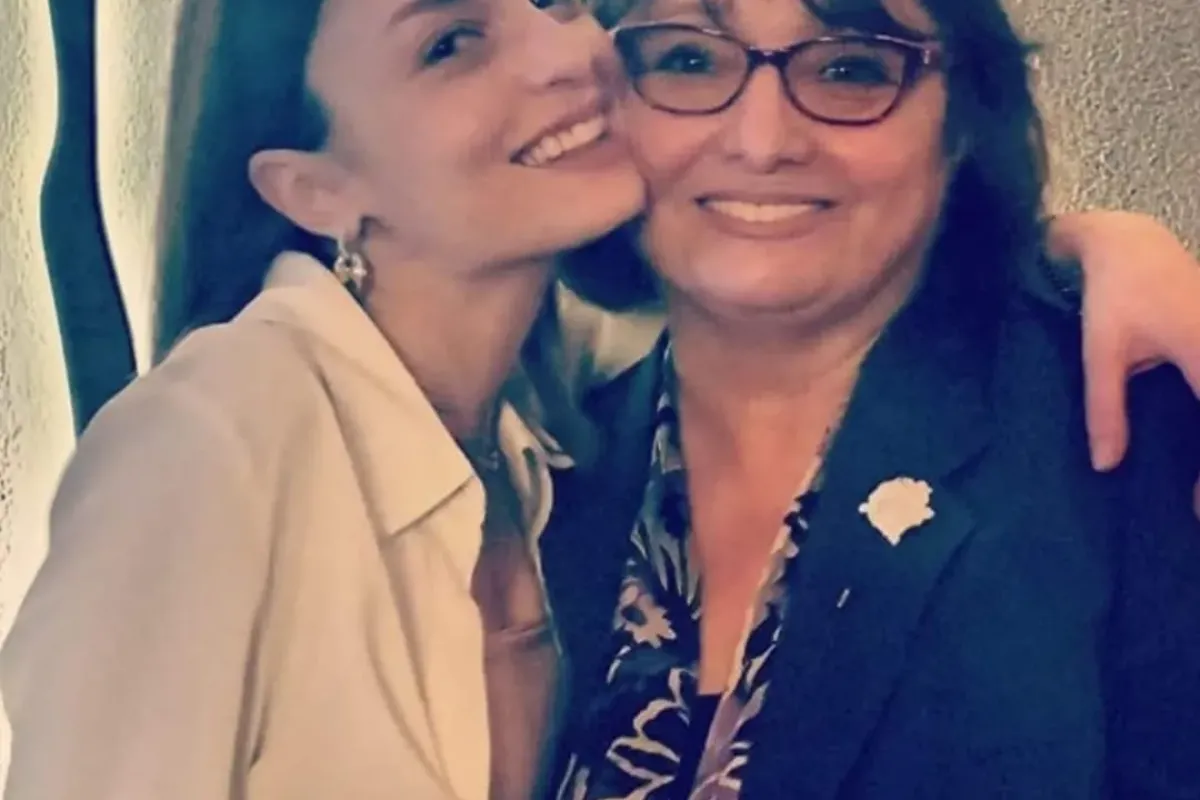 Ünlü Oyuncu Nilperi Şahinkaya Annesini Kaybetti