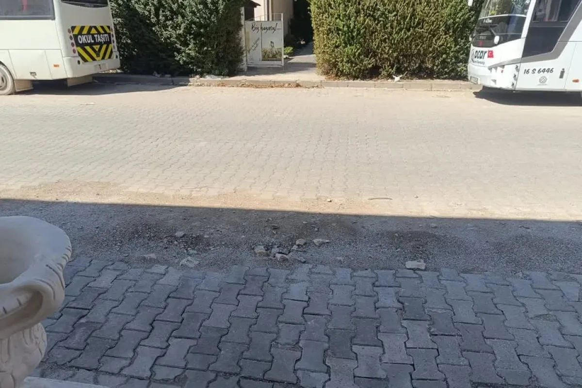 İnegöl'de döşenen parke taşı bir gün sonra sökülüp yol kazıldı!