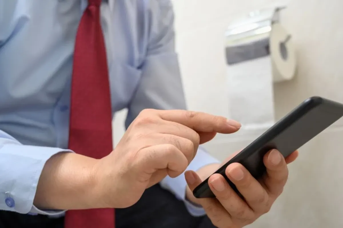 Tuvalete telefonla girenler bu tehlikeye dikkat!