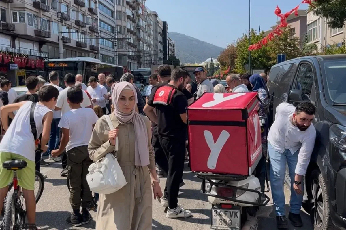 Bursa’da yolun karşısına geçen 2 kadına motosiklet çarptı
