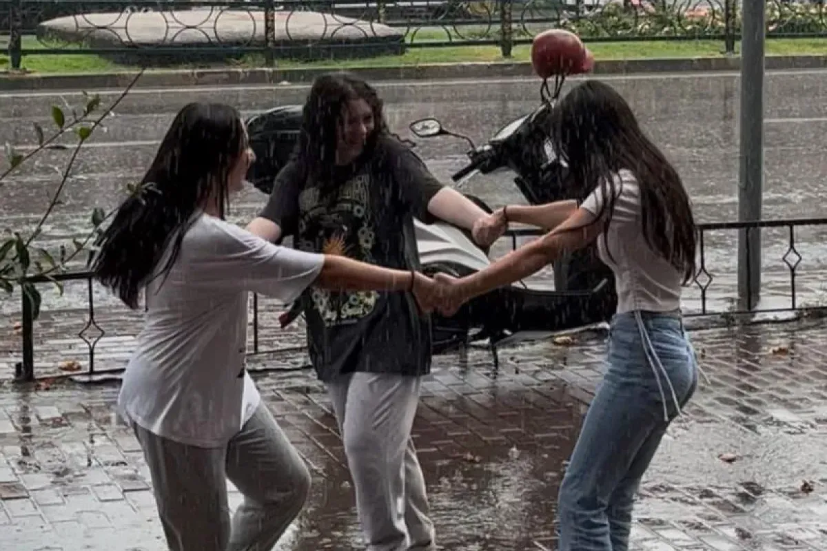 Kurak günlerin ardından yağmur sevincini doyasıya yaşadılar