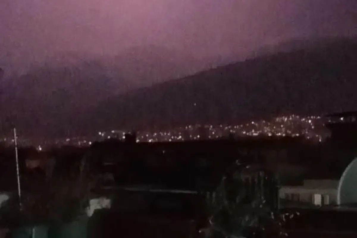 Bursa’da şimşekler geceyi aydınlattı