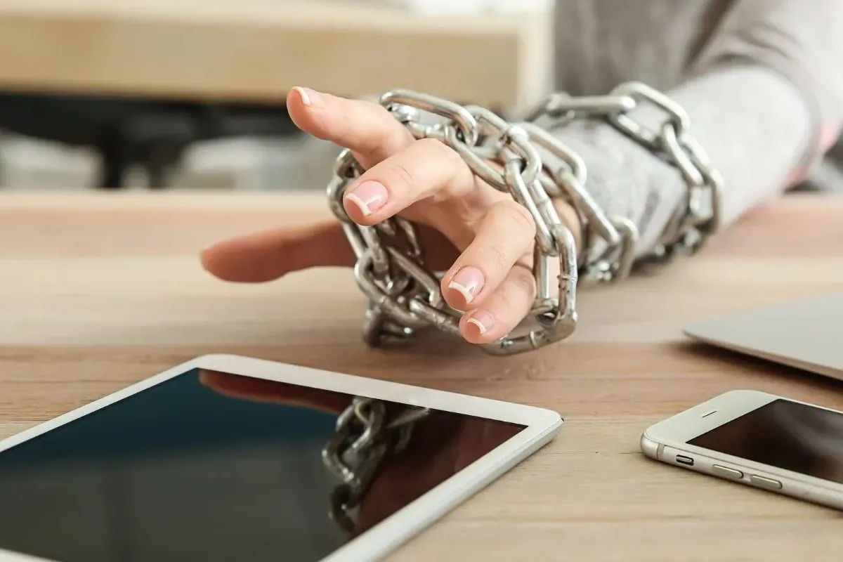 Telefon bağımlılığı felç etti!