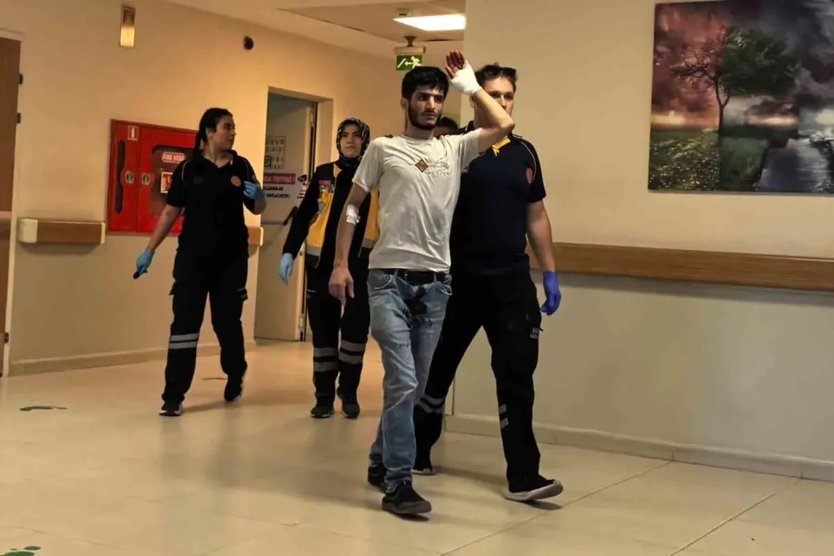 Spiralle demir keserken yaralandı