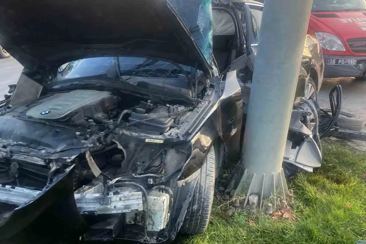Direğe çarpan aracın sürücüsü ağır yaralandı