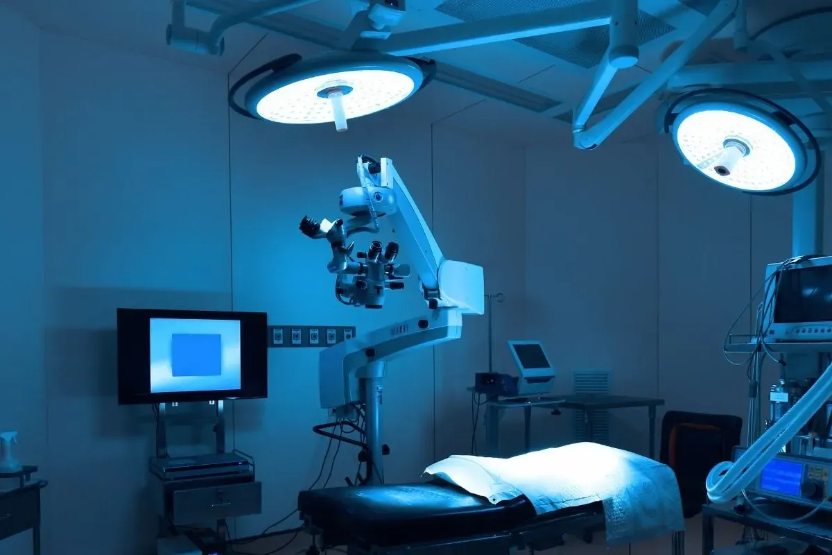 Ameliyat sırasında hemşireyle sevişen doktor hakkında karar çıktı