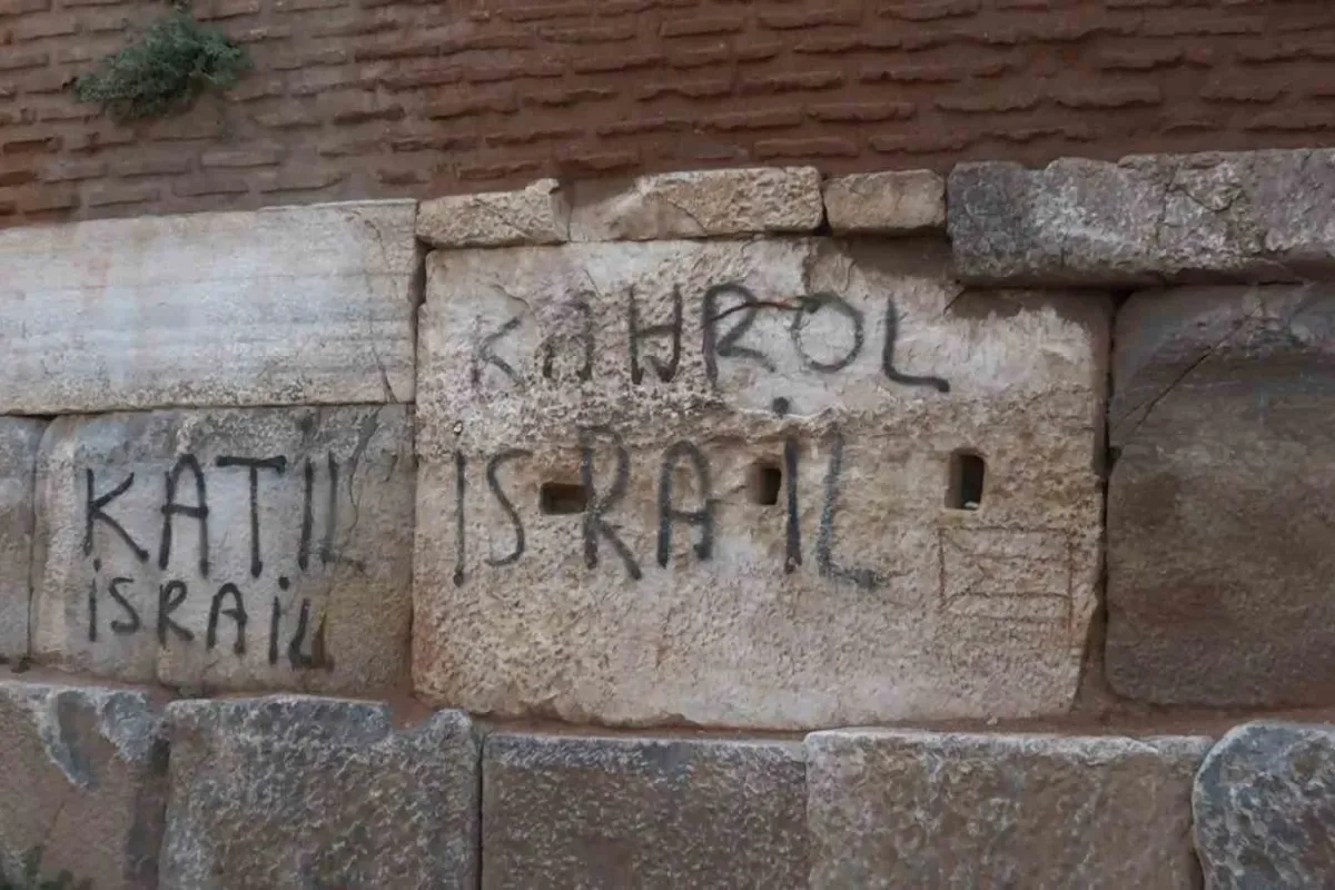 ’Katil İsrail’ yazısı isyan ettirdi