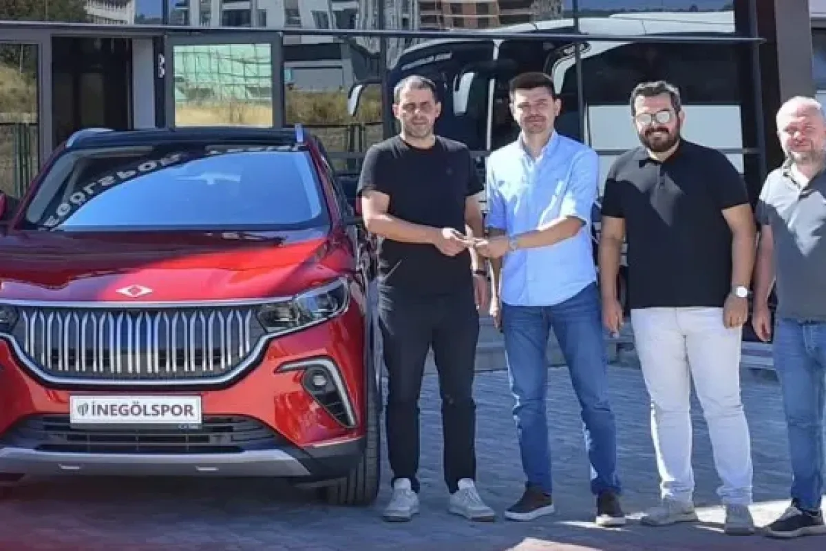 İnegölspor’un hediye ettiği TOGG’u geri bağışladı