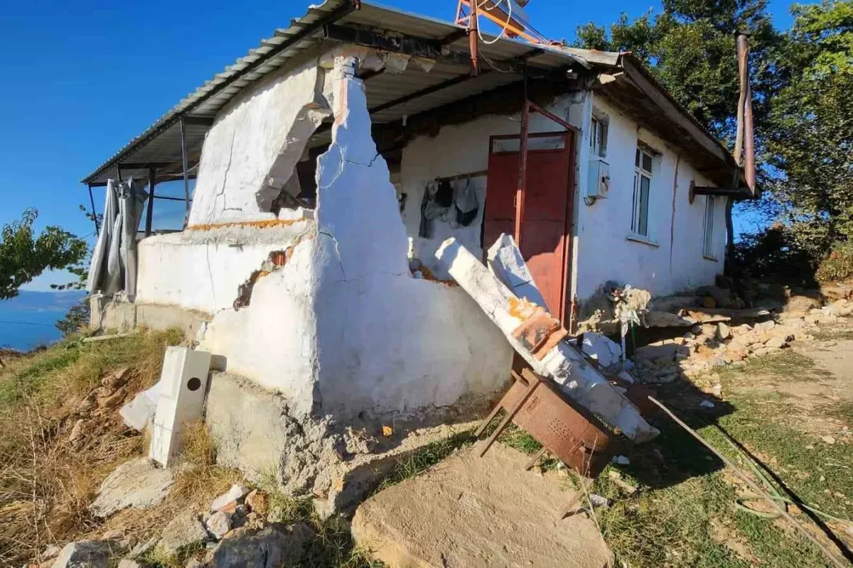 Maden faciası ev ikiye bölündü
