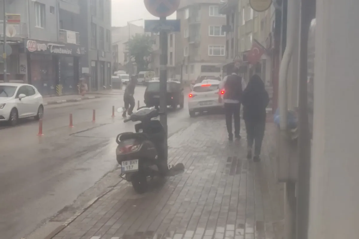 Kimisi Sığındı, Kimisi Yürüdü: İnegöl’de Yağmura Renkli Tepkiler