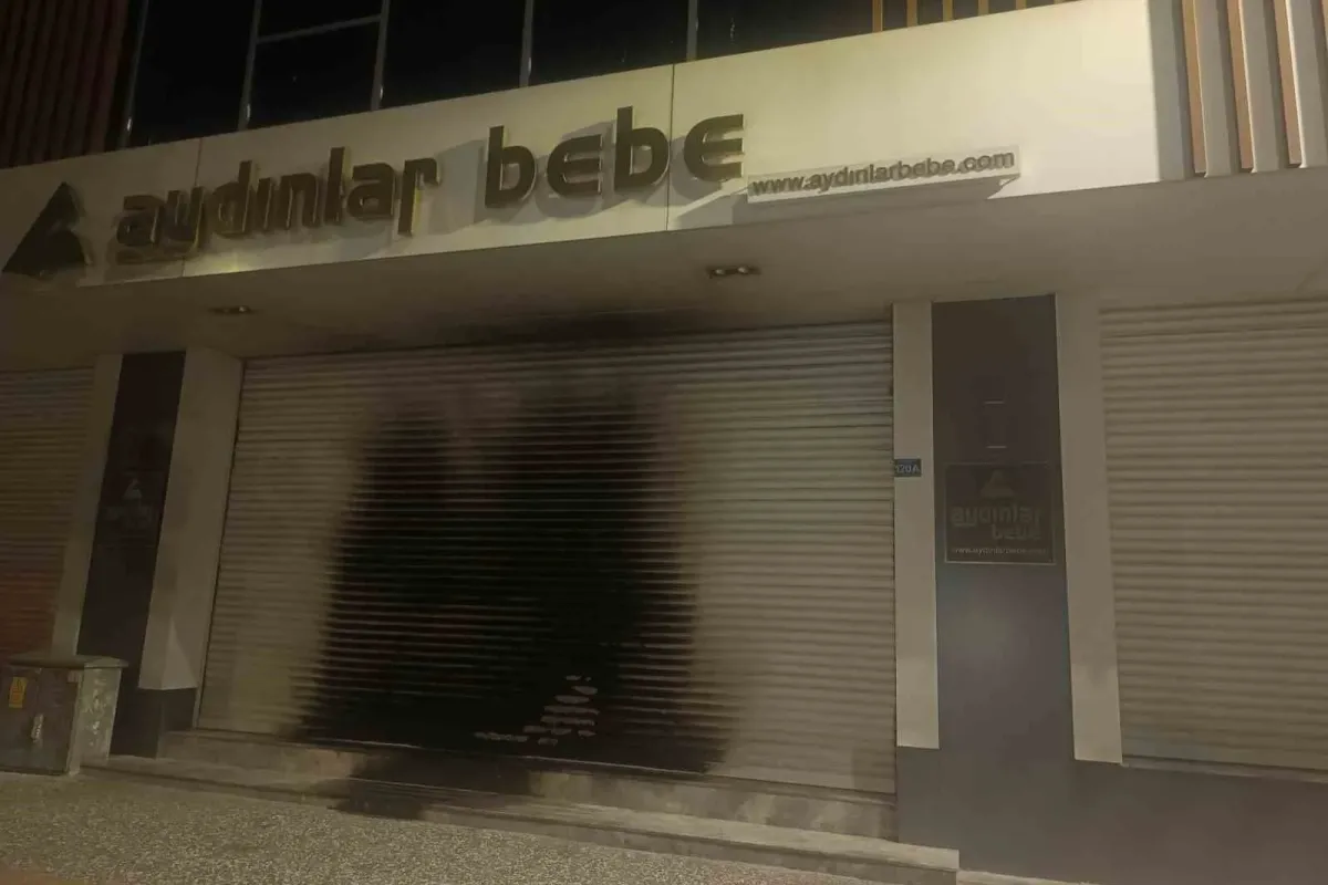 Giyim mağazası kundaklandı