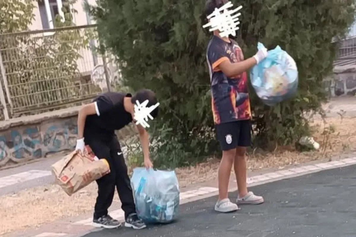 İnegöl'de parkı çocuklar temizledi