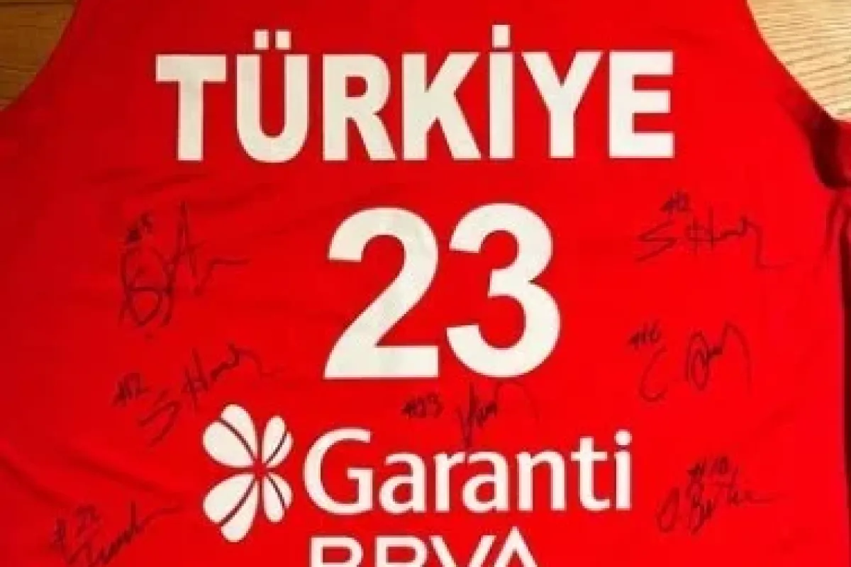 Çağan için milli formasını bağışladı...1 milyon liradan açık artırmaya çıktı