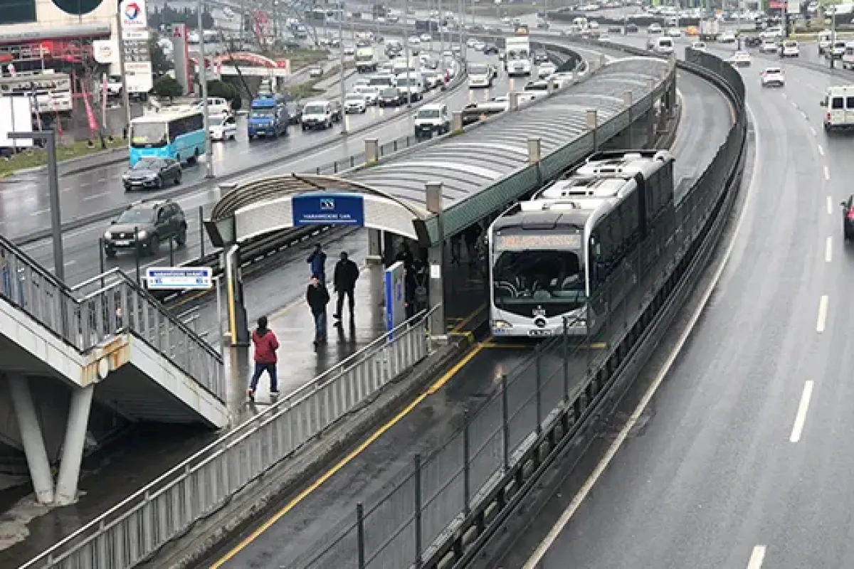 Kadıköy Acıbadem’de Metrobüs Kazası: Araçlar Hasar Gördü