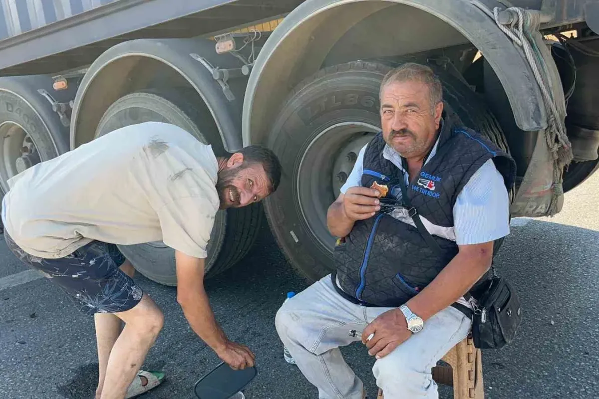 İki tır çarpıştı, şans eseri ezilen kabinden çıkan sürücüye diğer meslektaşı kurabiye ikram etti