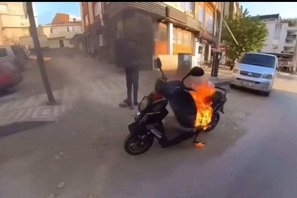 Bursa’da motosiklet alev topuna döndü, vatandaş vileda kovasıyla müdahale etti