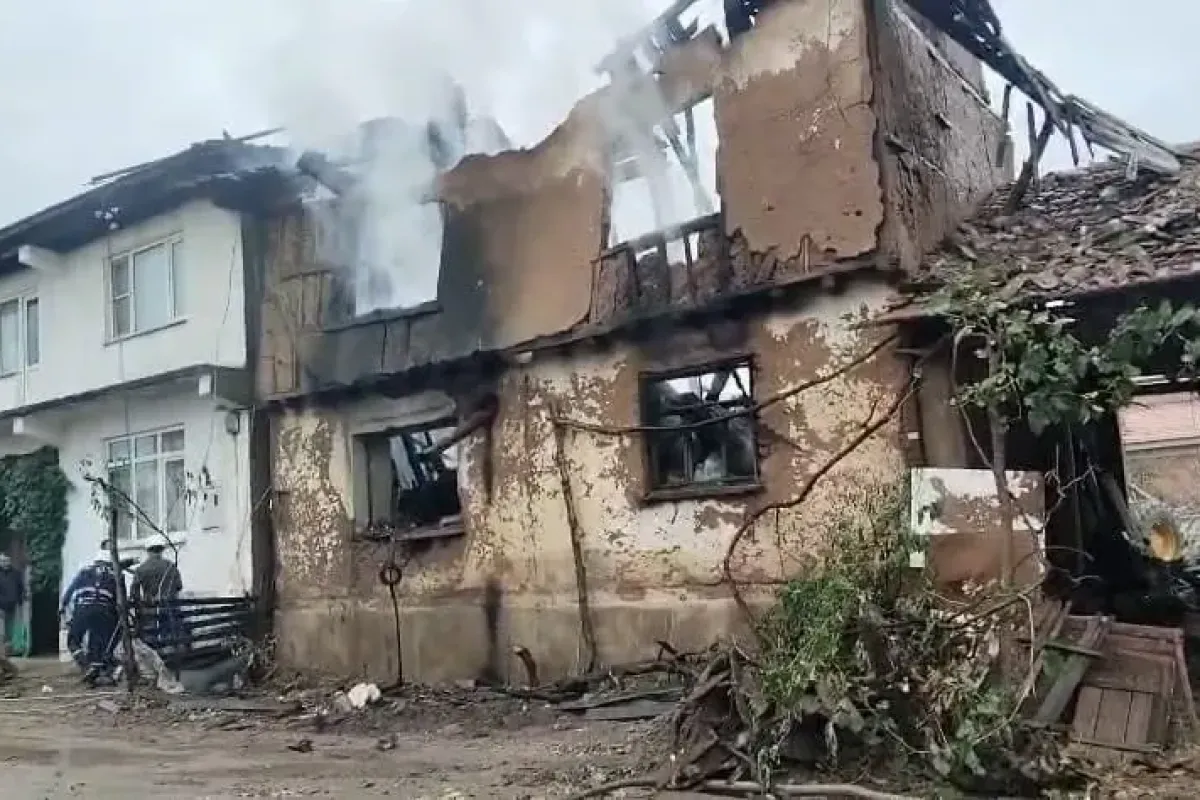 İnegöl'de ahşap ev yandı! 2 kişi ölümden döndü