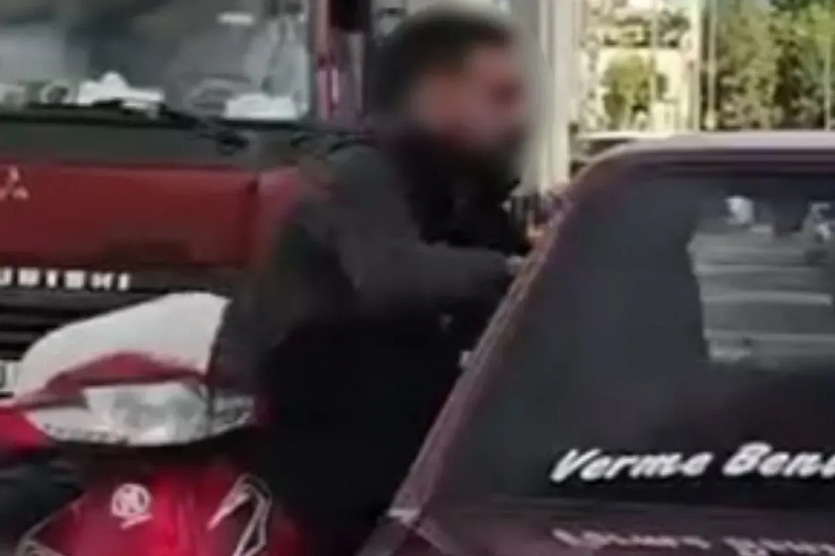 Tartıştığı sürücünün aracının içine atladı!