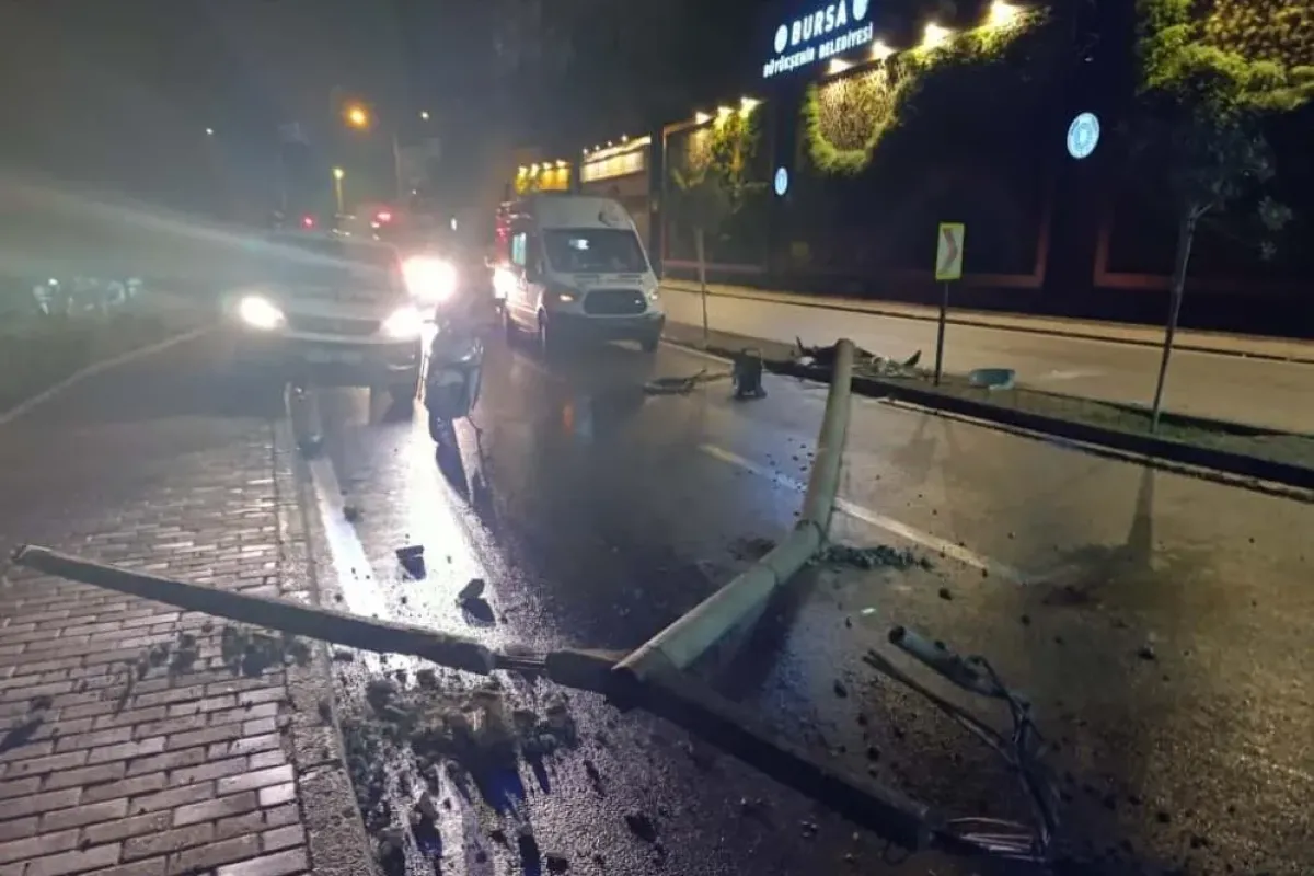 Otomobil sürücüsü direği devirip kaçtı!
