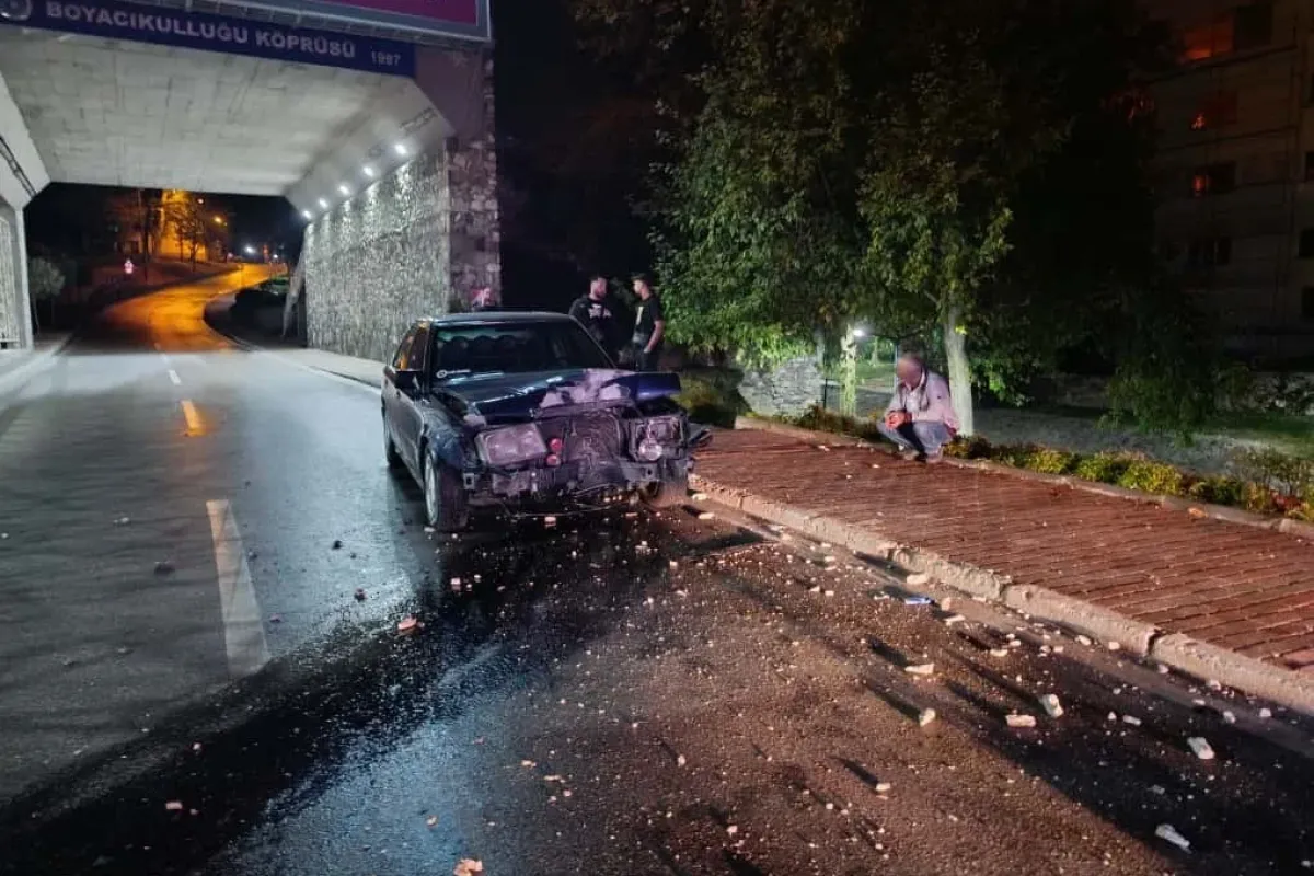 Alkollü araç sürücüsü, elektrik direğine çarpıp olay yerinden kaçtı