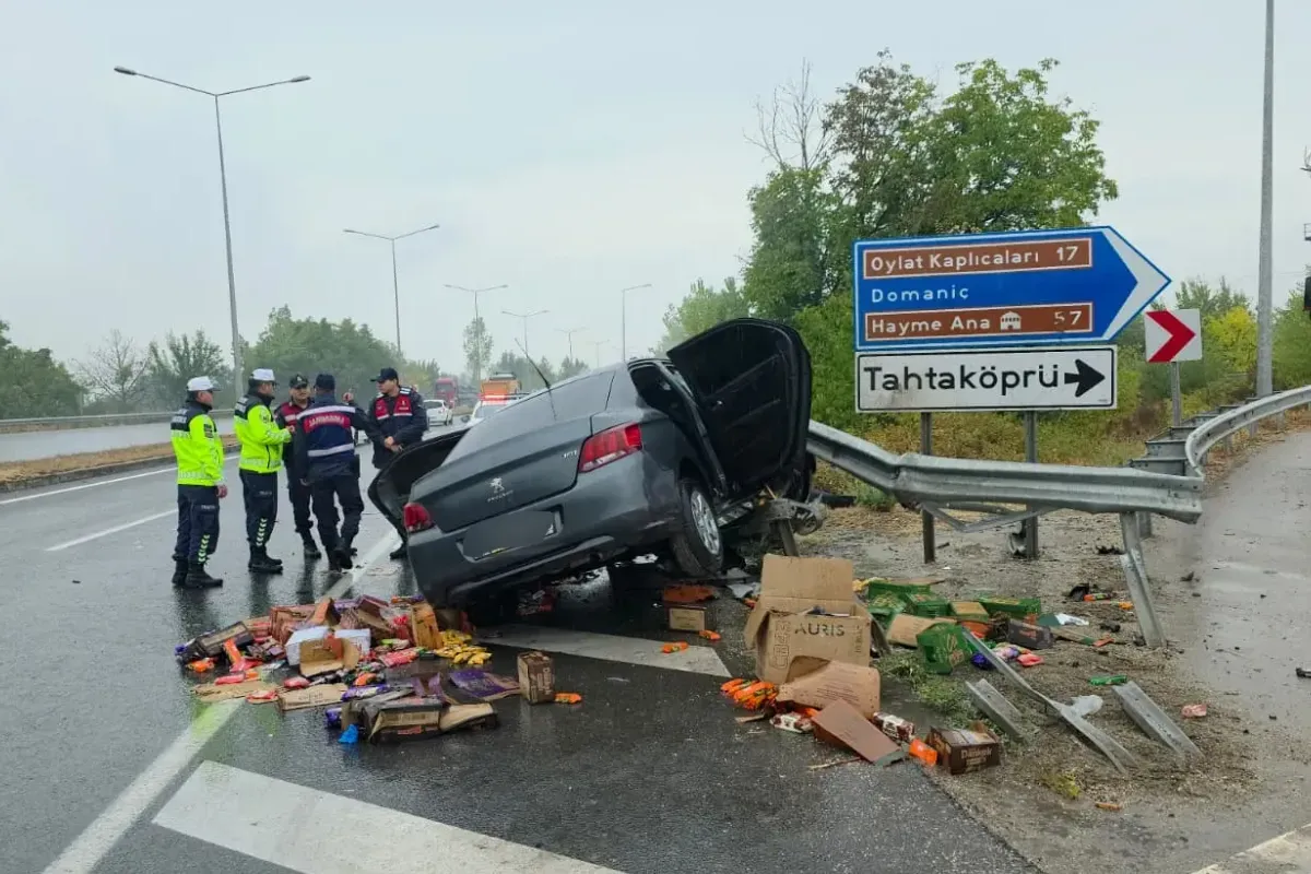 İnegöl'de araç bariyerlere ok gibi saplandı! 2 yaralı