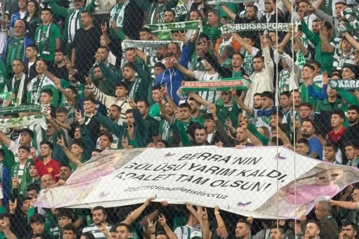 Bursaspor taraftarları Berra için pankart açtı