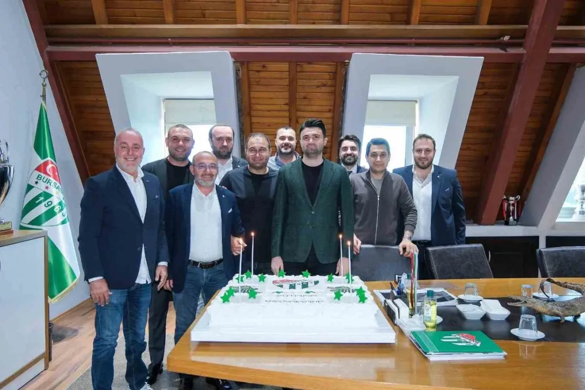 Özlüce’de antrenman sonrası Başkan Enes Çelik’e doğum günü sürprizi