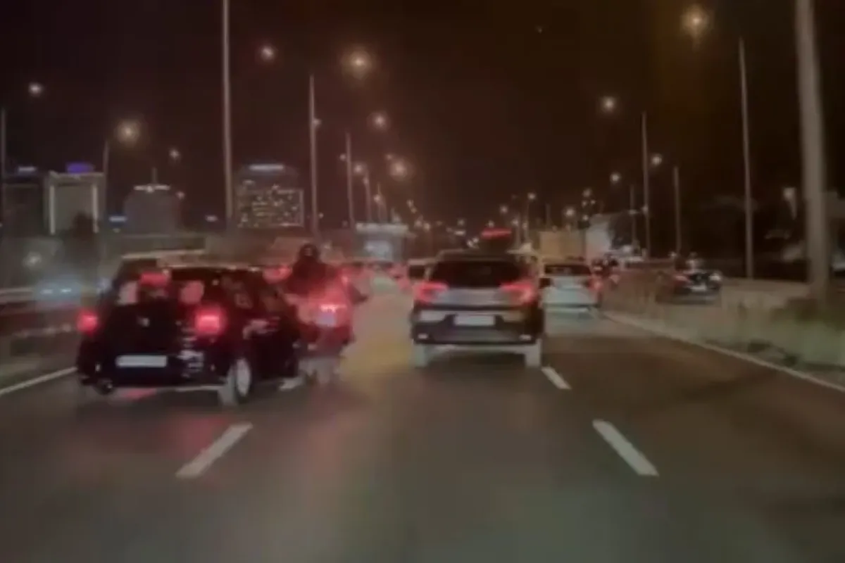 Otomobilin çarptığı motosikletli böyle savruldu