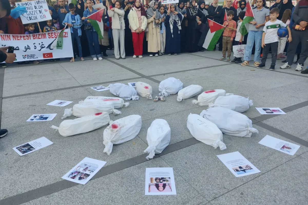 İnegöl'de Gazze için destek yürüyüşü: Vicdan gemisi ile canlı bağlantı kuruldu