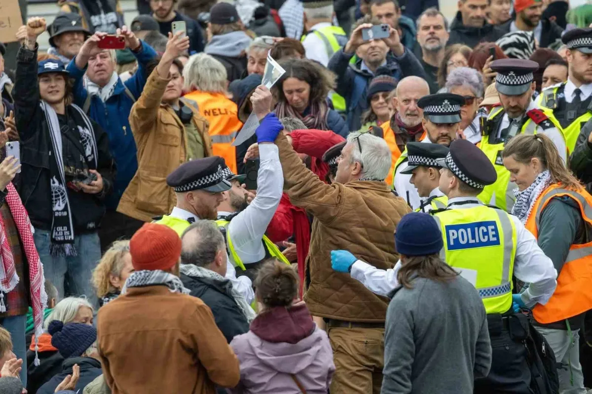 İngiltere’de dün gerçekleştirilen Filistin’e destek protestolarında gözaltı sayısı 492’ye yükseldi