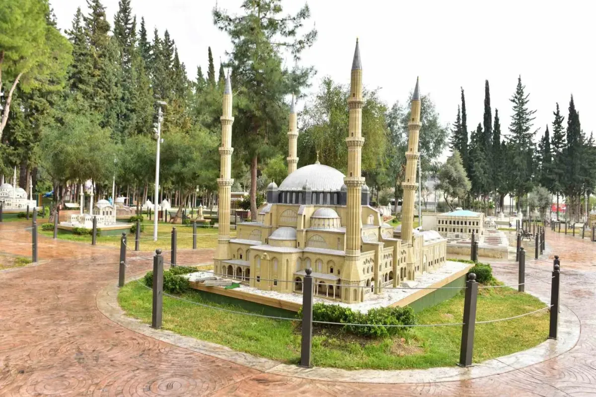Türkiye’nin 81 ilindeki mimari eserler minyatürleriyle sergileniyor