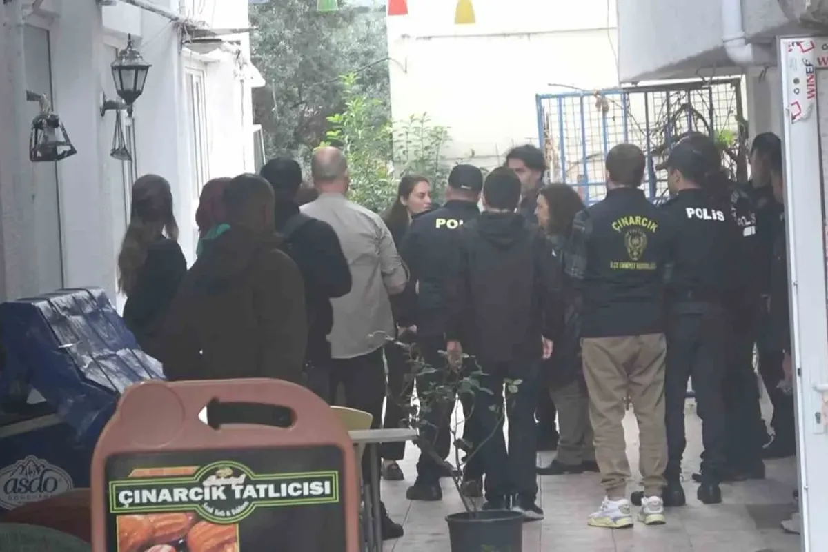 Ünlü Sanatçı Güllü'nün Evinin Önünde Hareketli Dakikalar