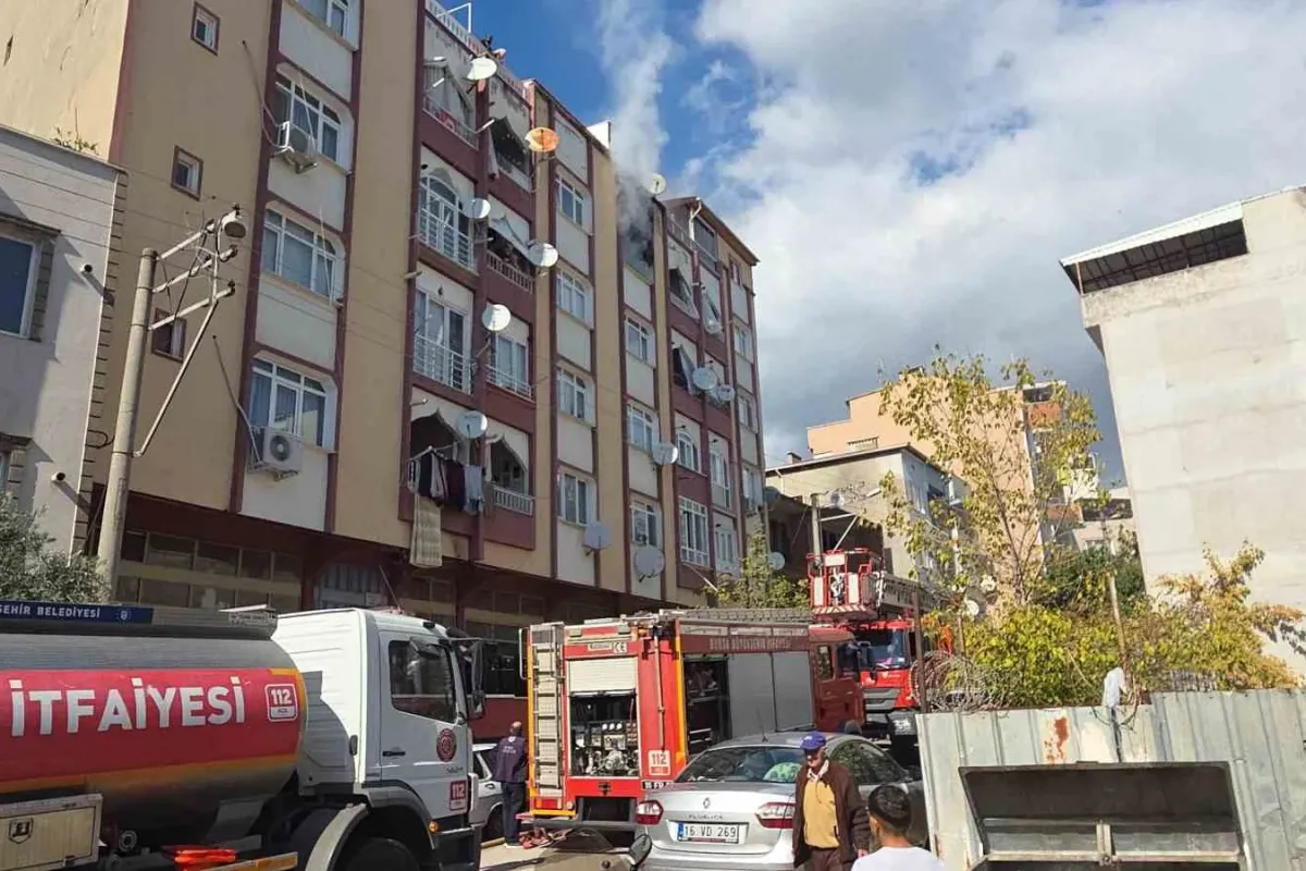 Bursa’da 6 katlı apartmanda yangın paniği